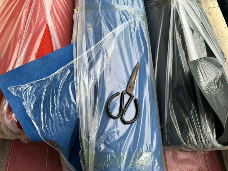 Thảm nỉ màu xanh dương phủ nilon trải sàn chống nước giá rẻ