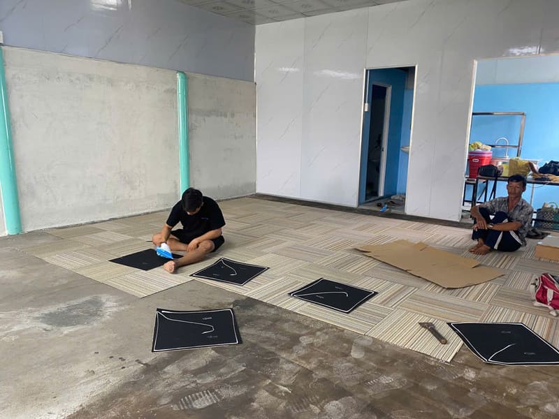 Thi công thảm trải sàn phòng gym chuyên nghiệp chống sốc, chống trơn trượt